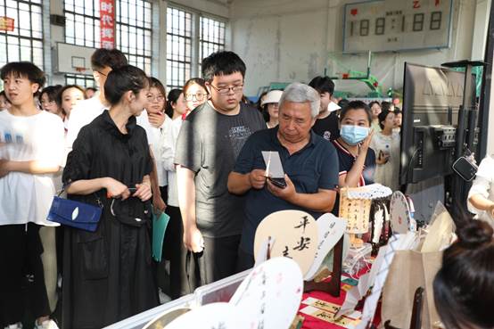 说明: E:\教务处\2023年春季学期\办学成果展\宣传报道\展台展板-嘉宾\7C1A0923.JPG